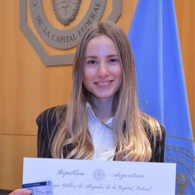 Florencia Corvi, abogada UBA, con diploma del Colegio Público de Abogados de la Capital Federal